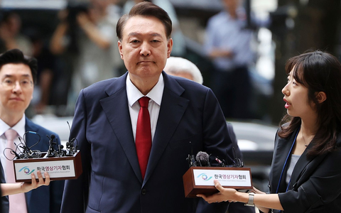 Mit der Verhängung des Kriegsrechts im Dezember 2024 löste Yoon eine schwere Staatskrise aus. (Archivfoto) - Foto: Kim Hong-Ji/Reuters Pool via AP/dpa