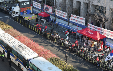 Unterstützer Yoons demonstrierten in der Nähe des Gerichts. - Foto: Uncredited/Yonhap/dpa