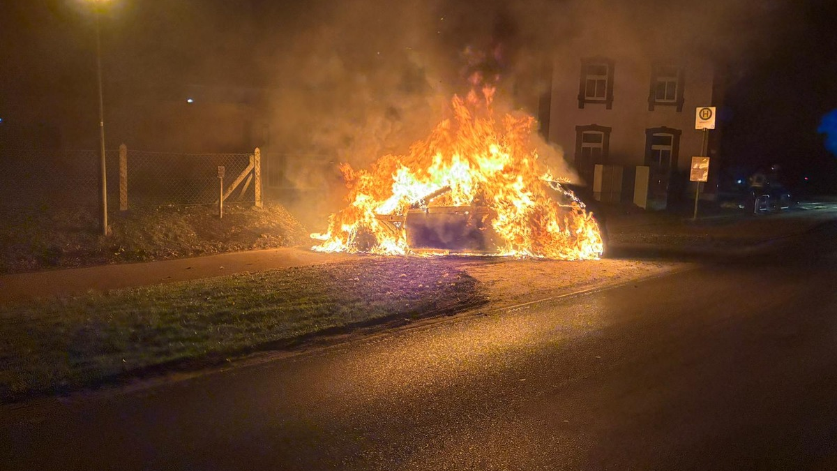FW-KLE: Fahrzeugbrand in Schneppenbaum - Taxi brennt vollständig aus - Foto: presseportal.de