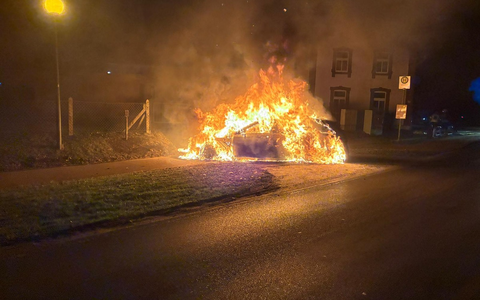 FW-KLE: Fahrzeugbrand in Schneppenbaum - Taxi brennt vollständig aus - Foto: presseportal.de