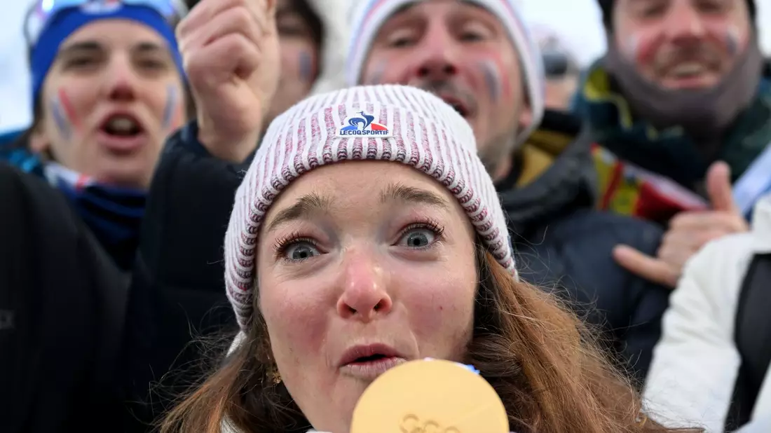 So sieht Gold aus: Frankreich um Lou Jeanmonnot macht vor, wie's geht. - Bild: Hendrik Schmidt/dpa