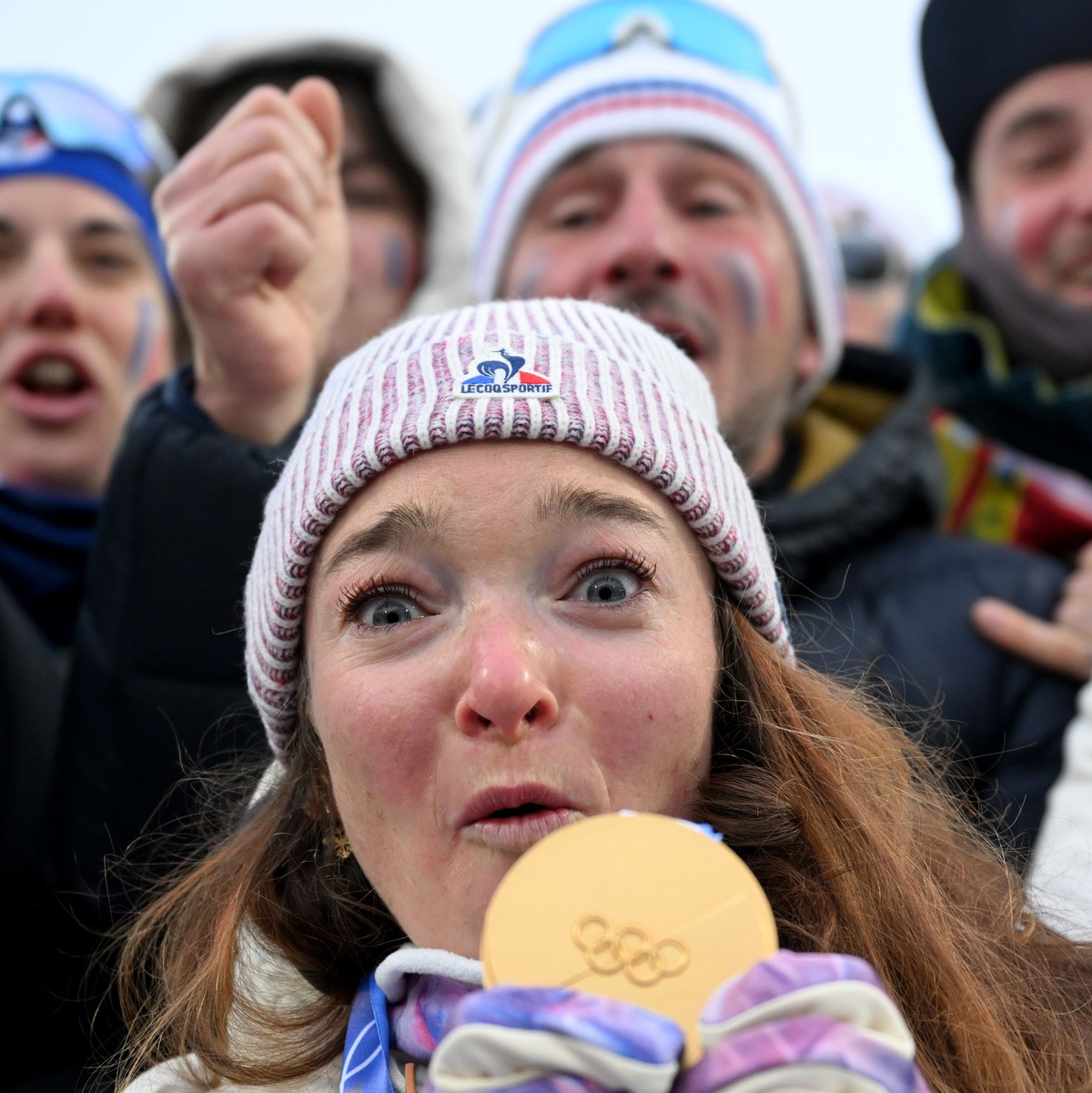 So sieht Gold aus: Frankreich um Lou Jeanmonnot macht vor, wie's geht. - Foto: Hendrik Schmidt/dpa