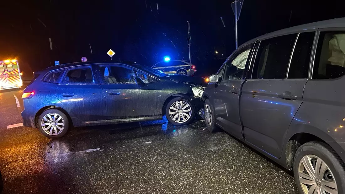 POL-PIZW: Beim Abbiegen Verkehrsunfall verursacht/Drei Personen leicht verletzt - Bild: presseportal.de