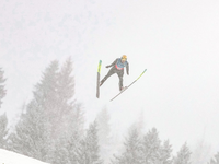 Johannes Rydzek und seine Kollegen sprangen bei starkem Schneefall. - Foto: Matthias Schrader/AP/dpa