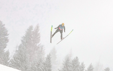Johannes Rydzek und seine Kollegen sprangen bei starkem Schneefall. - Foto: Matthias Schrader/AP/dpa
