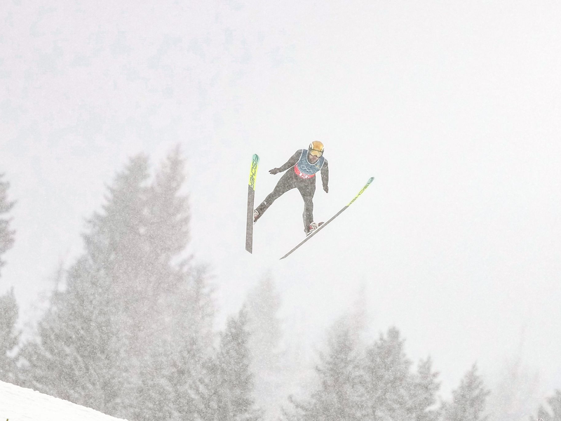 Johannes Rydzek und seine Kollegen sprangen bei starkem Schneefall. - Foto: Matthias Schrader/AP/dpa