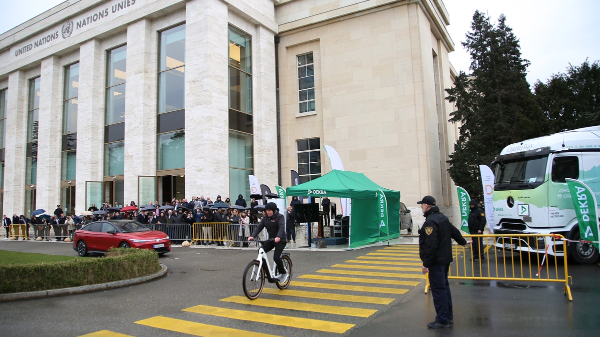 DEKRA Experten bei ITC-Sitzung in Genf: Hochrangige Verkehrspolitiker erleben das Potenzial von V2X für die Verkehrssicherheit - Foto: presseportal.de