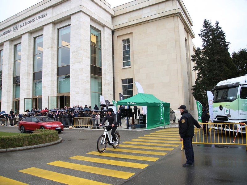 DEKRA Experten bei ITC-Sitzung in Genf: Hochrangige Verkehrspolitiker erleben das Potenzial von V2X für die Verkehrssicherheit - Foto: presseportal.de