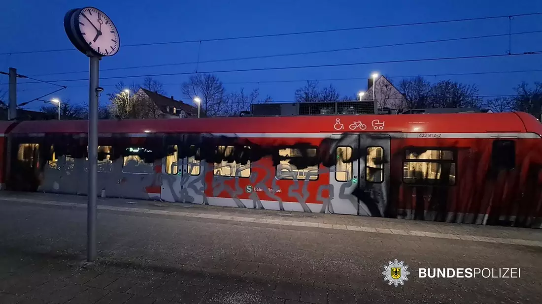 Bundespolizeidirektion München: Graffiti-Täter geschnappt // 70 m² großes Graffiti - Bild: presseportal.de