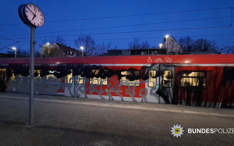 Bundespolizeidirektion München: Graffiti-Täter geschnappt // 70 m² großes Graffiti - Foto: presseportal.de
