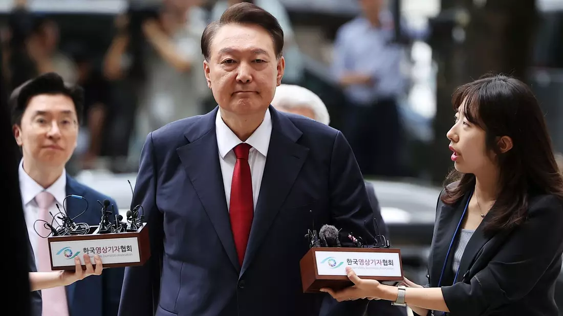 Mit der Verhängung des Kriegsrechts im Dezember 2024 löste Yoon eine schwere Staatskrise aus. (Archivfoto) - Bild: Kim Hong-Ji/Reuters Pool via AP/dpa
