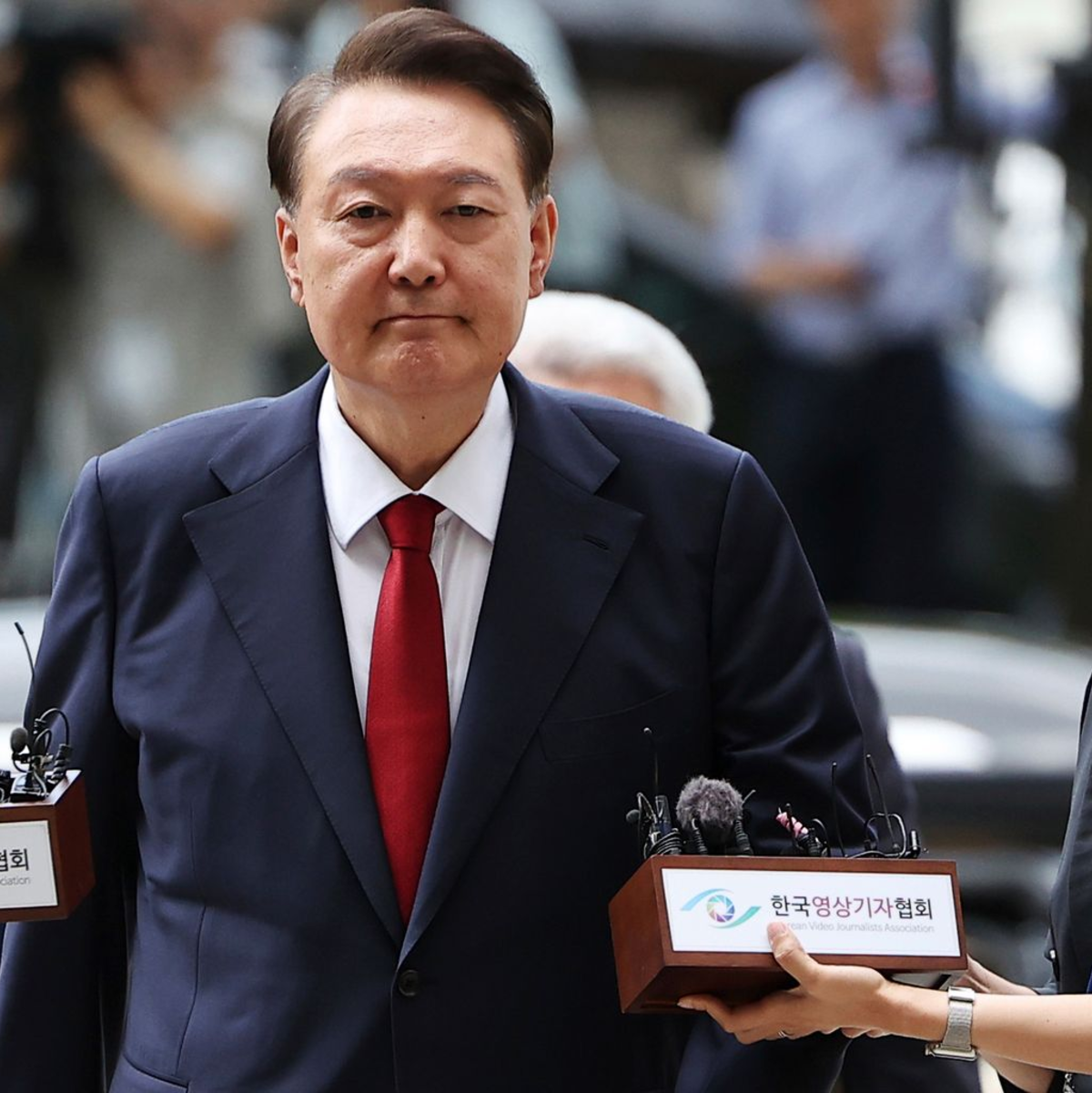 Mit der Verhängung des Kriegsrechts im Dezember 2024 löste Yoon eine schwere Staatskrise aus. (Archivfoto) - Foto: Kim Hong-Ji/Reuters Pool via AP/dpa