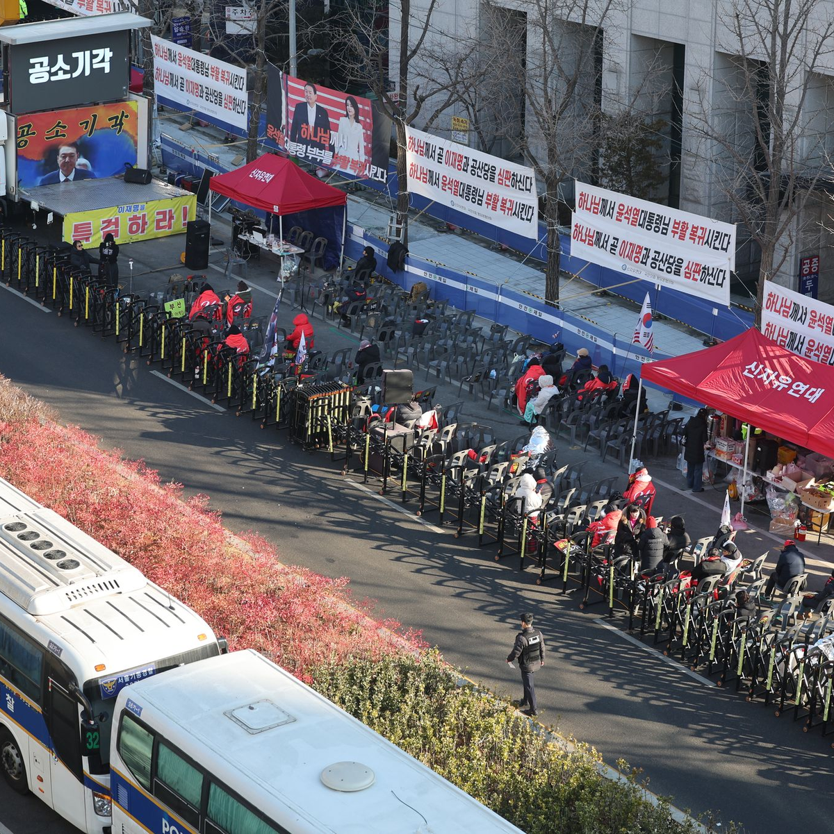 Unterstützer Yoons demonstrierten in der Nähe des Gerichts. - Foto: Uncredited/Yonhap/dpa