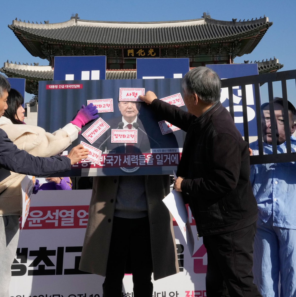Andere Demonstranten forderten die Todesstrafe für den Ex-Präsidenten. - Foto: Ahn Young-joon/AP/dpa