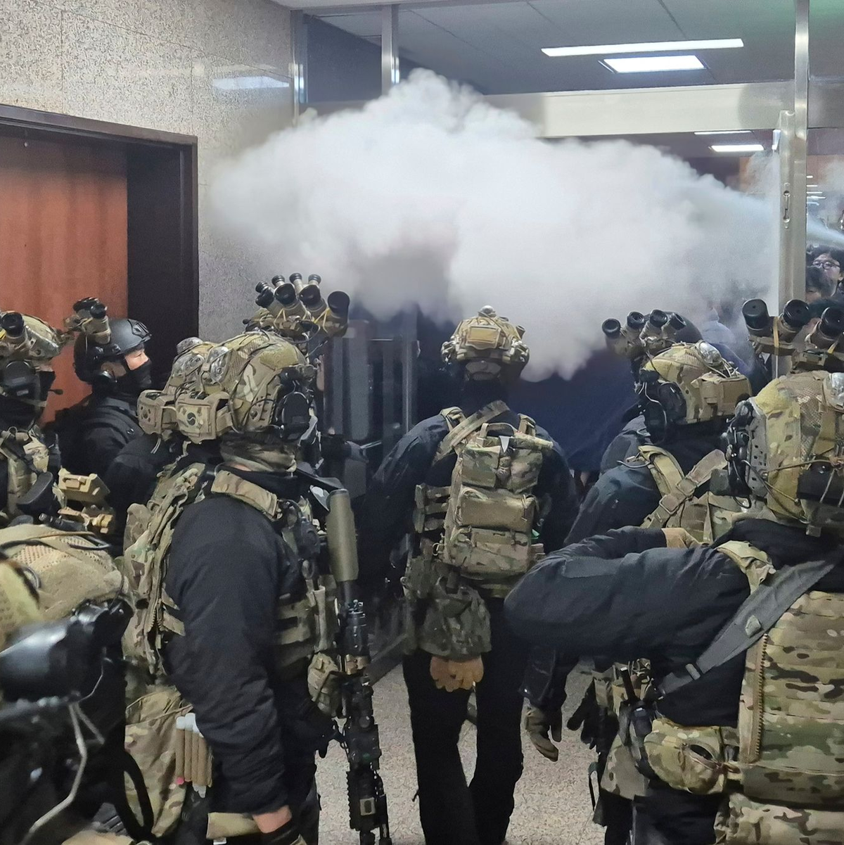 Im Dezember 2024 stürmten Soldaten das Parlament in Seoul. (Archivbild) - Foto: Uncredited/YONHAP/dpa