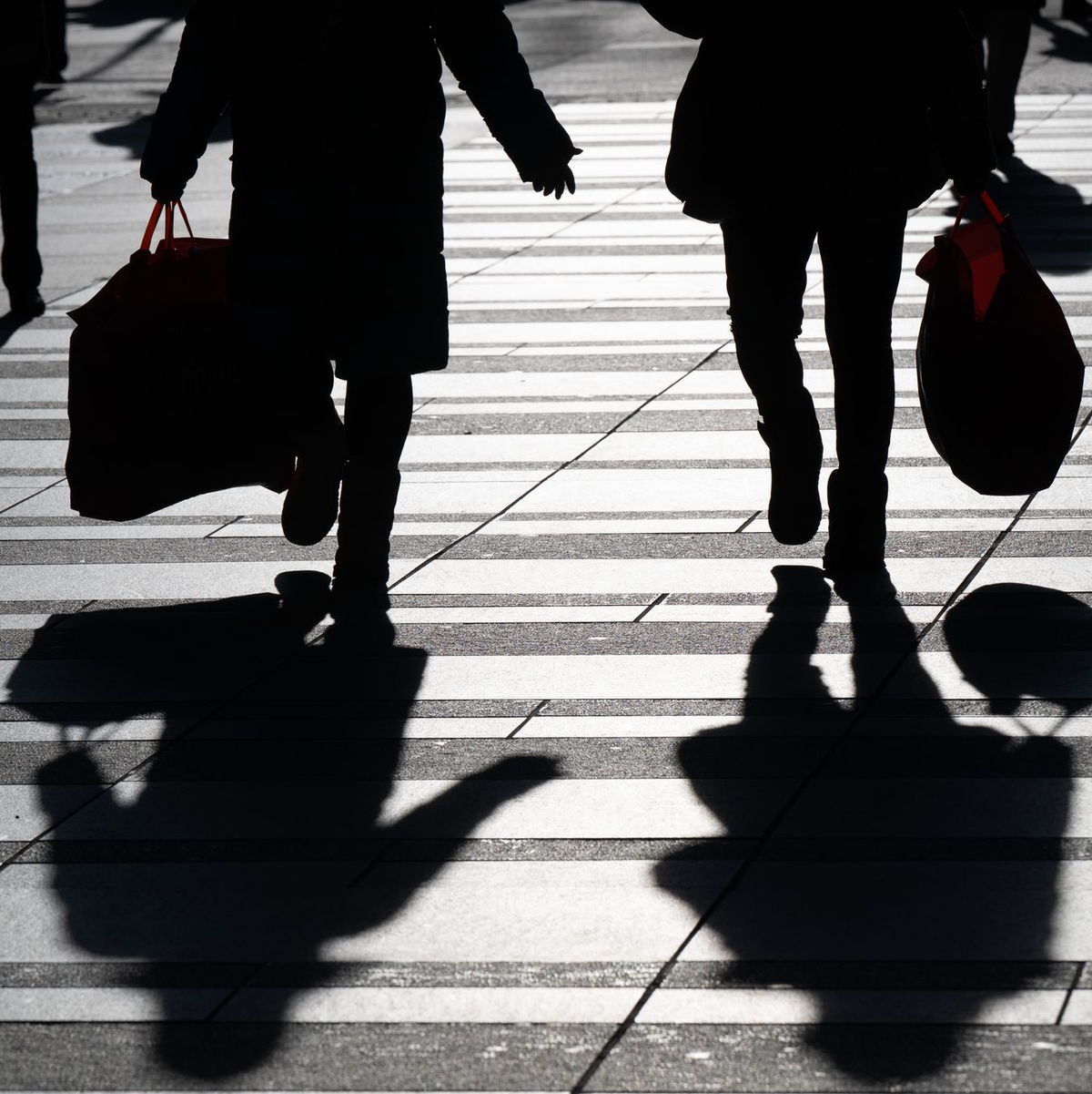 Zum Jahresanfang hat die Kauflaune der Menschen in Deutschland sich aufgehellt, es bleiben aber reichlich Unsicherheiten, die den Konsum bremsen können. (Symbolbild)  - Foto: Sebastian Kahnert/dpa