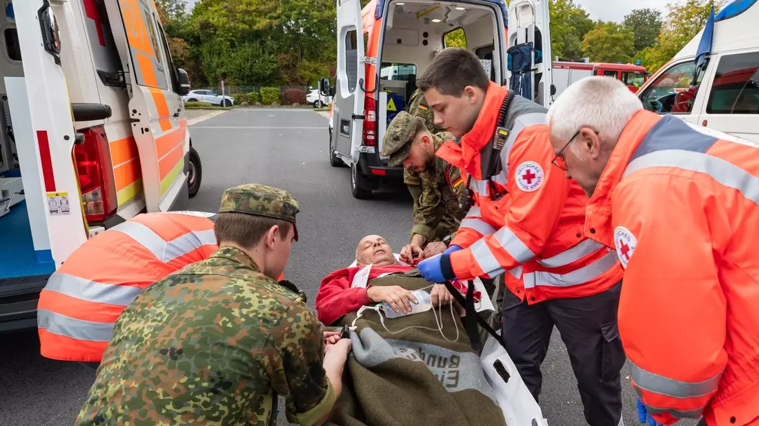 Für den Ernstfall vorbereitet: Bundeswehr und zivile Partner trainieren die bruchfreie Rettungskette bis in deutsche Kliniken - Bild: presseportal.de