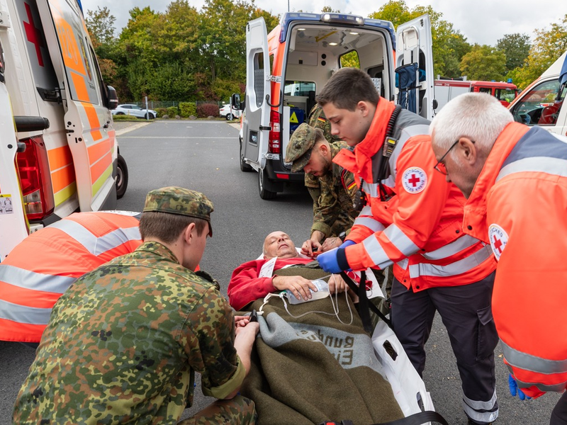 Für den Ernstfall vorbereitet: Bundeswehr und zivile Partner trainieren die bruchfreie Rettungskette bis in deutsche Kliniken - Foto: presseportal.de