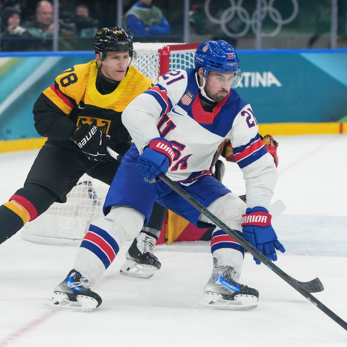 Stanley-Cup-Sieger Nico Sturm (.) sprach Missstände im deutschen Team deutlich an. (Archivbild) - Foto: Carolyn Kaster/AP/dpa
