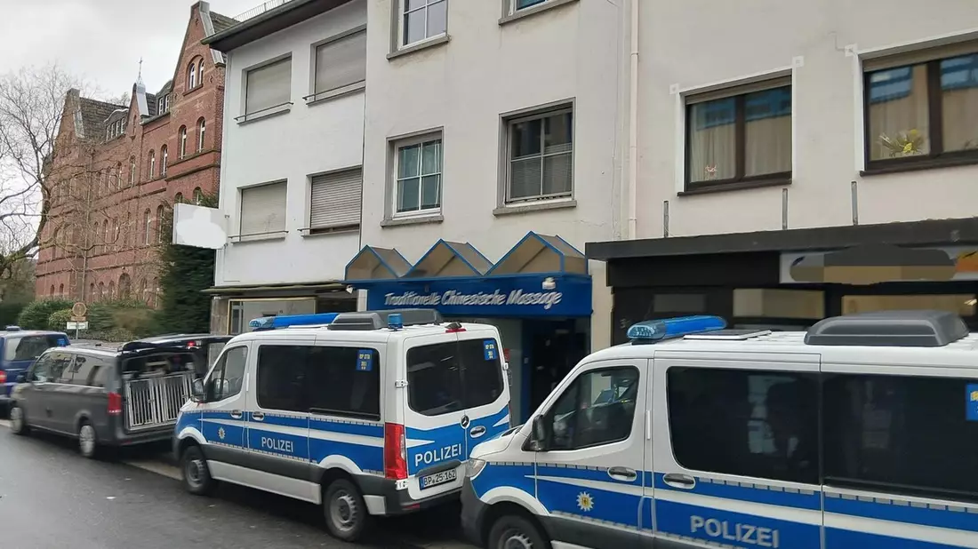 BPOL NRW: Einsatz gegen Menschenhandel und gewerbsmäßiges Einschleusen von Ausländern- Durchsuchungen in zwei Bundesländern - drei Haftbefehle vollstreckt - Maßnahmen und Ermittlungen dauern an - Bild: presseportal.de