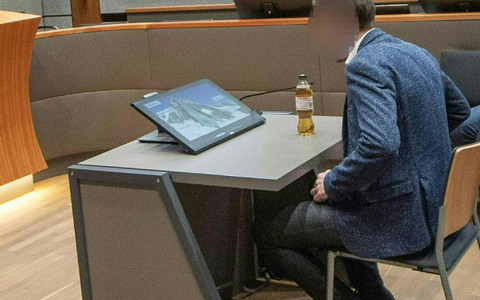 Dem Angeklagten tut das Geschehen nach eigenen Worten zutiefst leid, doch er sieht sich als unschuldig. - Foto: Expa/Erich Spiess/APA/dpa Dem Angeklagten tut das Geschehen nach eigenen Worten zutiefst leid, doch er sieht sich als unschuldig. - Foto: Expa/Erich Spiess/APA/dpa