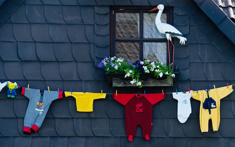 Wer ein Kind bekommt, hat oft erstmal keinen Kopf für Papierkram. (Archivbild) - Foto: picture alliance / dpa