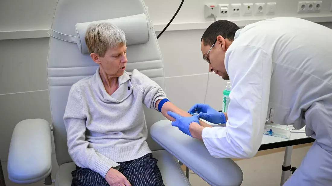 Bei Lecanemab ist alle zwei Wochen eine Infusion nötig, bei Donanemab alle vier Wochen. (Illustration) - Bild: Jens Kalaene/dpa
