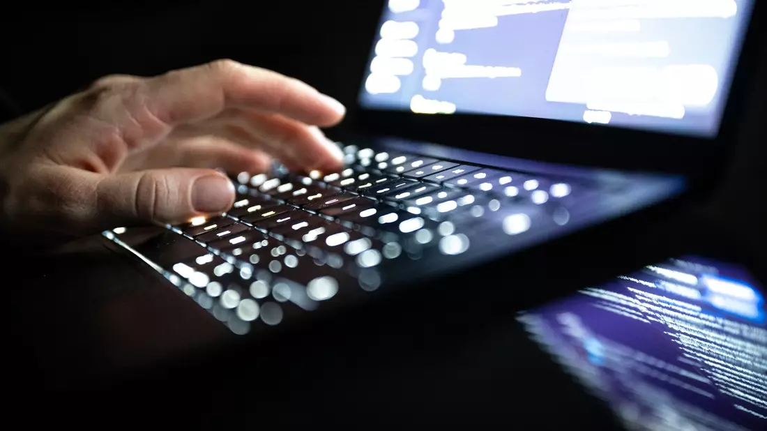 Bei DDoS-Angriffen wird eine Website oder ein Online-Dienst durch sehr viele gleichzeitige Anfragen überlastet, so dass er für normale Nutzer nicht mehr erreichbar ist. (Symbolbild) - Bild: Philip Dulian/dpa