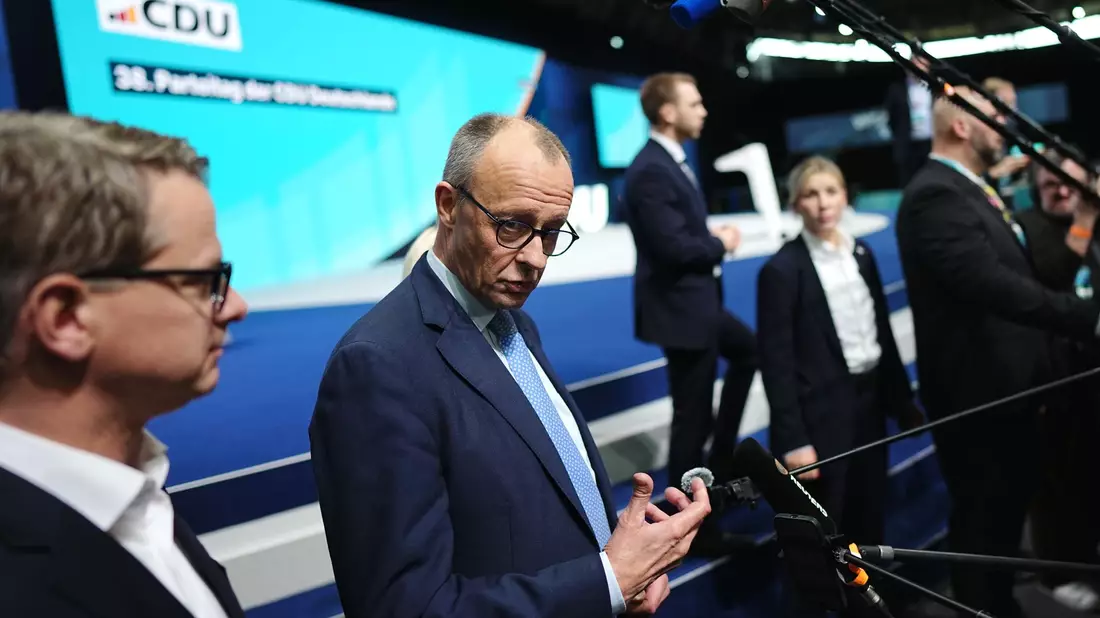 Kanzler und CDU-Chef Friedrich Merz will die 1.001 Delegierten des Bundesparteitags in Stuttgart am Freitag auf die Reformherausforderungen der kommenden Monate einstimmen. - Bild: Kay Nietfeld/dpa