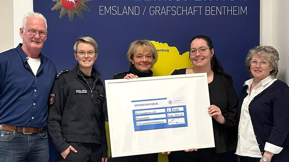 POL-EL: Lingen - Spendenübergabe in der Polizeiinspektion Emsland/Grafschaft Bentheim - 2.400 Euro für Papenburger Hospizarbeit (Korrektur: Foto ergänzt) - Bild: presseportal.de