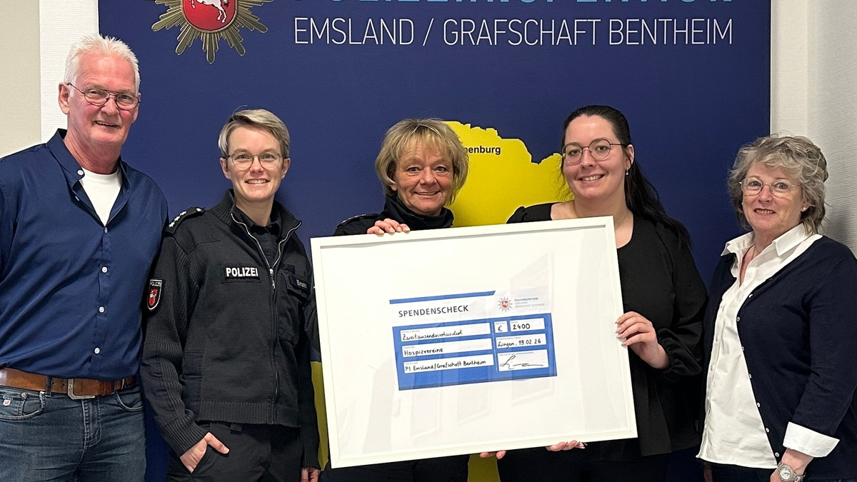 POL-EL: Lingen - Spendenübergabe in der Polizeiinspektion Emsland/Grafschaft Bentheim - 2.400 Euro für Papenburger Hospizarbeit (Korrektur: Foto ergänzt) - Foto: presseportal.de