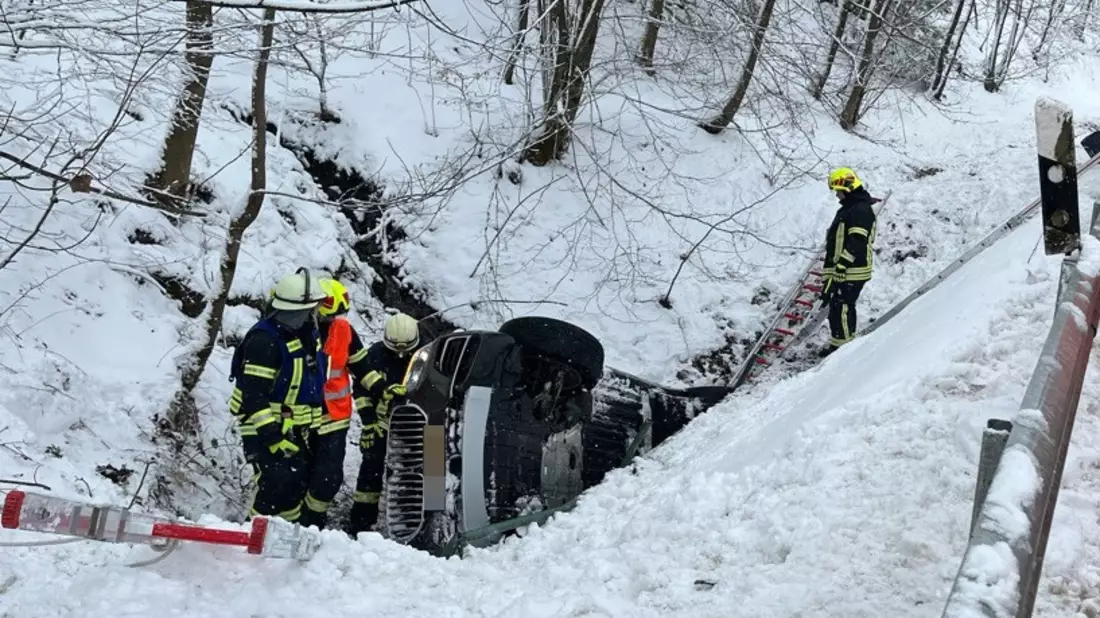 POL-SI: BMW landet im Bach - fünf Personen verletzt, Vierbeiner blieb unversehrt - zahlreiche Verkehrsunfälle nach Schneefall -#polsiwi - Bild: presseportal.de