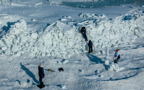 Meterhoch türmen sich Eisbrocken am Strand von Usedom auf.  - Foto: Jens Büttner/dpa