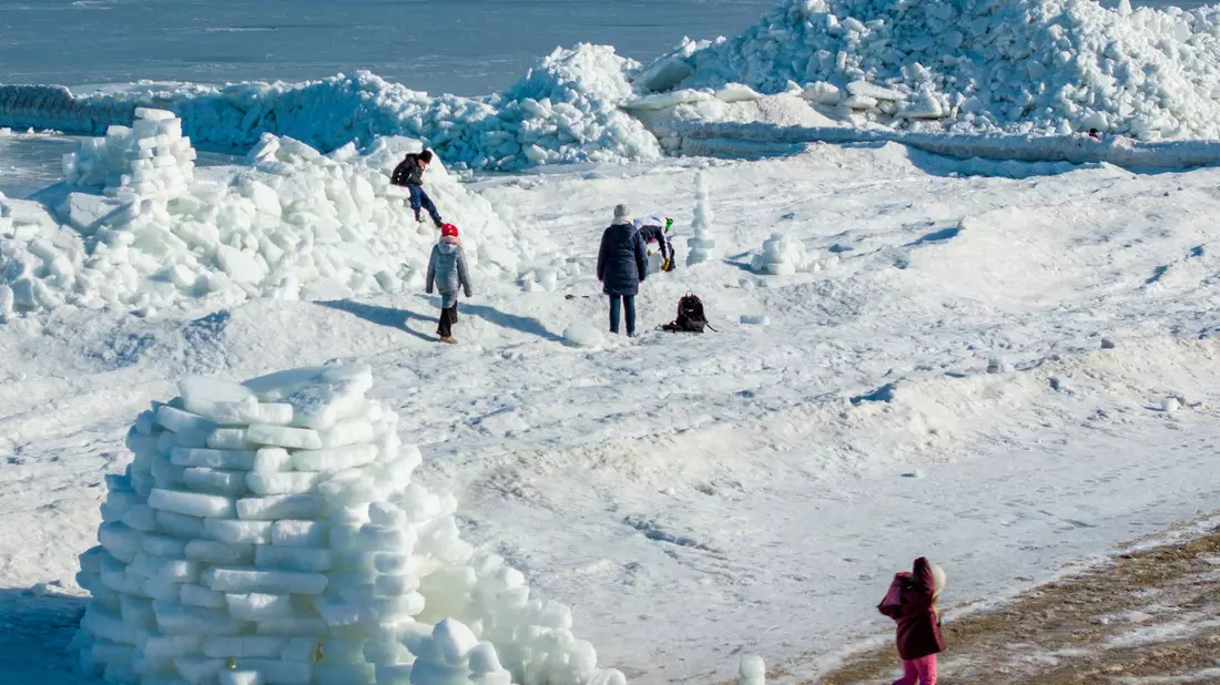 Eis soweit das Auge reicht, gibt es derzeit am Ostseestrand von Zempin auf Usedom.  - Bild: Jens Büttner/dpa
