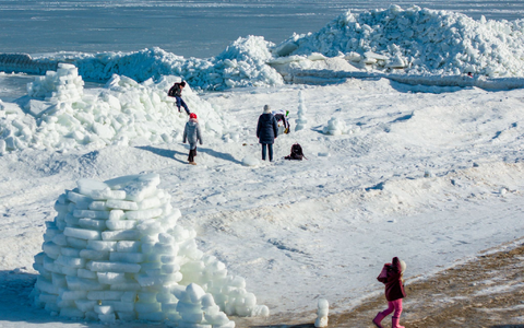 Eis soweit das Auge reicht, gibt es derzeit am Ostseestrand von Zempin auf Usedom.  - Foto: Jens Büttner/dpa