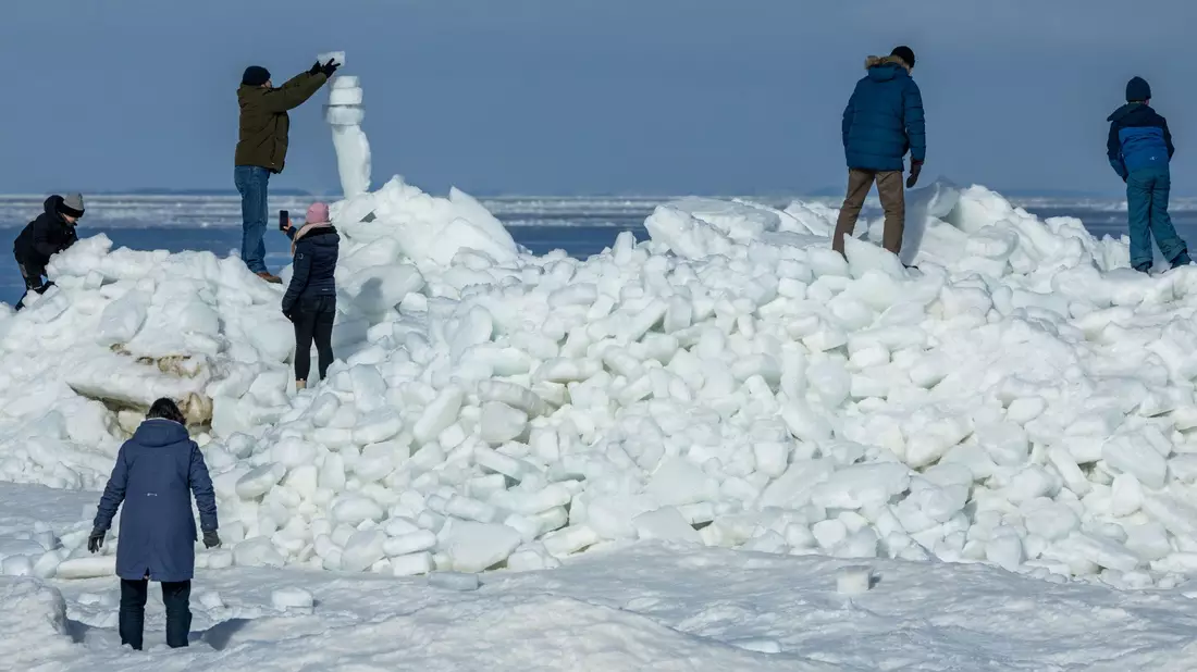 Strömung und Wind treiben das Eis der Ostsee an den Strand vor Zempin auf Usedom.  - Bild: Jens Büttner/dpa