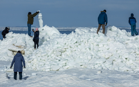 Strömung und Wind treiben das Eis der Ostsee an den Strand vor Zempin auf Usedom.  - Foto: Jens Büttner/dpa