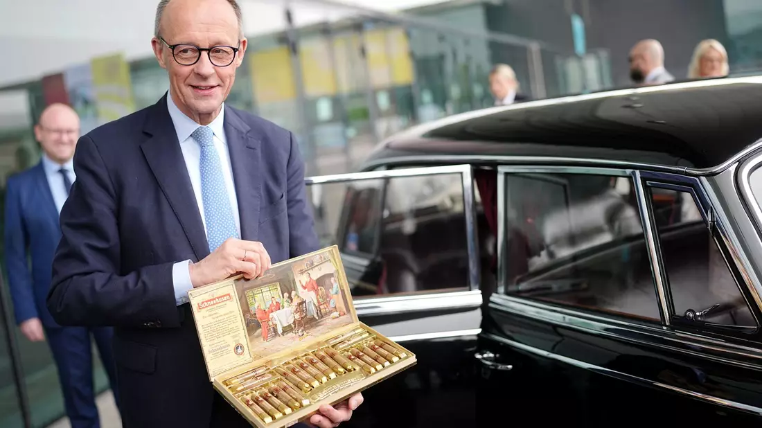 Kanzler und CDU-Chef Friedrich Merz inspiziert vor dem CDU-Parteitag in Stuttgart eine Limousine, wie sie der erste Kanzler Konrad Adenauer (CDU) zuletzt als Dienstkarosse genutzt hatte. - Bild: Kay Nietfeld/dpa