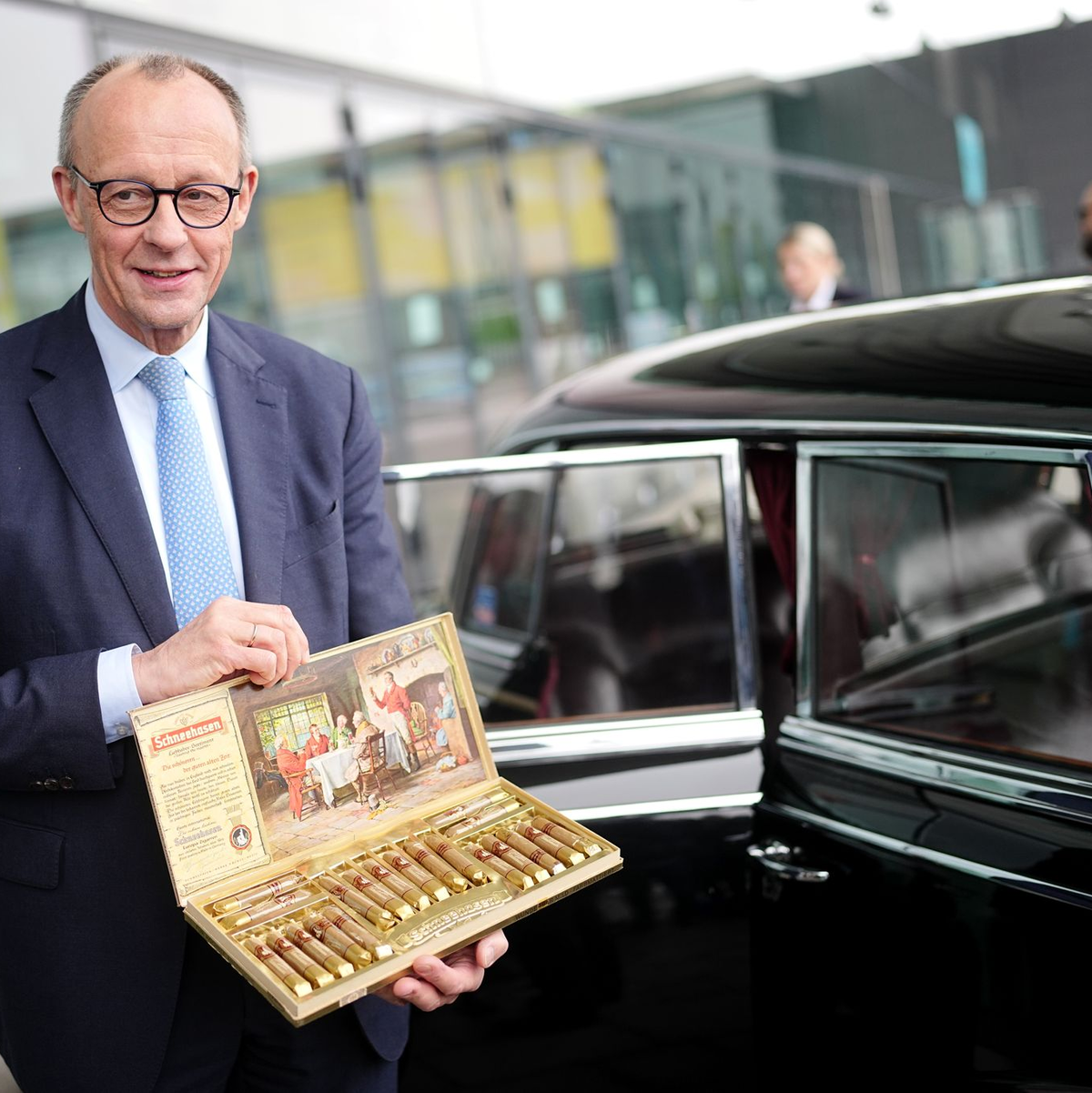 Kanzler und CDU-Chef Friedrich Merz inspiziert vor dem CDU-Parteitag in Stuttgart eine Limousine, wie sie der erste Kanzler Konrad Adenauer (CDU) zuletzt als Dienstkarosse genutzt hatte. - Foto: Kay Nietfeld/dpa