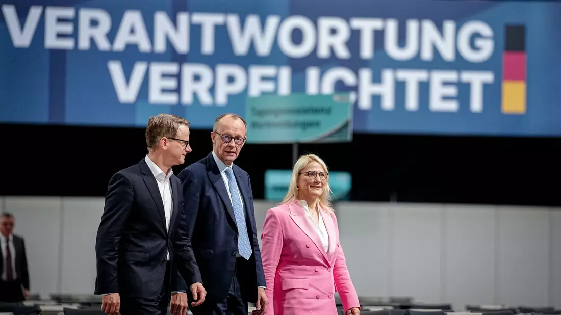 Vor dem CDU-Delegiertentreffen in Stuttgart schauen sich Kanzler und Parteichef Friedrich Merz, Generalsekretär Carsten Linnemann und dessen Stellvertreterin Christina Stumpp die Parteitagshalle an. - Bild: Kay Nietfeld/dpa