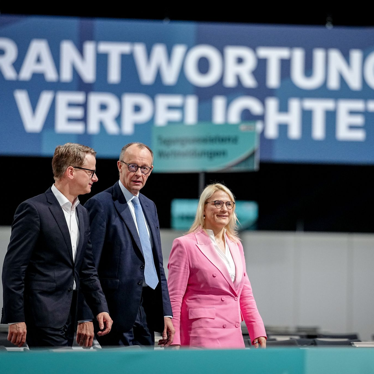 Vor dem CDU-Delegiertentreffen in Stuttgart schauen sich Kanzler und Parteichef Friedrich Merz, Generalsekretär Carsten Linnemann und dessen Stellvertreterin Christina Stumpp die Parteitagshalle an. - Foto: Kay Nietfeld/dpa