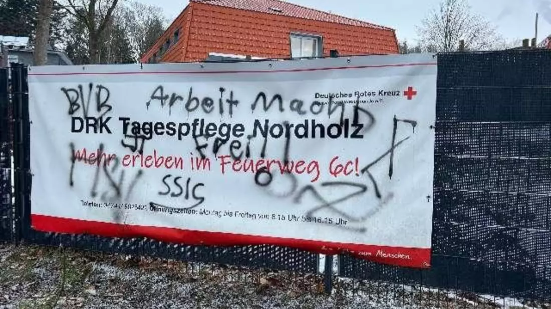 POL-CUX: Mehrere verfassungswidrige Farbschmierereien in Nordholz - Zeugenaufruf (Foto im Anhang). - Bild: presseportal.de