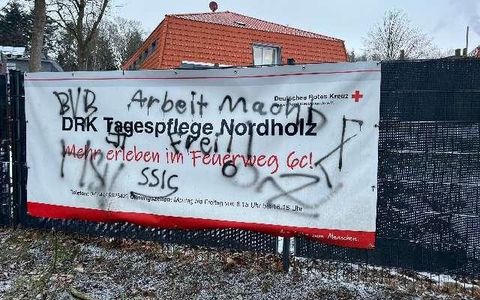 POL-CUX: Mehrere verfassungswidrige Farbschmierereien in Nordholz - Zeugenaufruf (Foto im Anhang). - Foto: presseportal.de