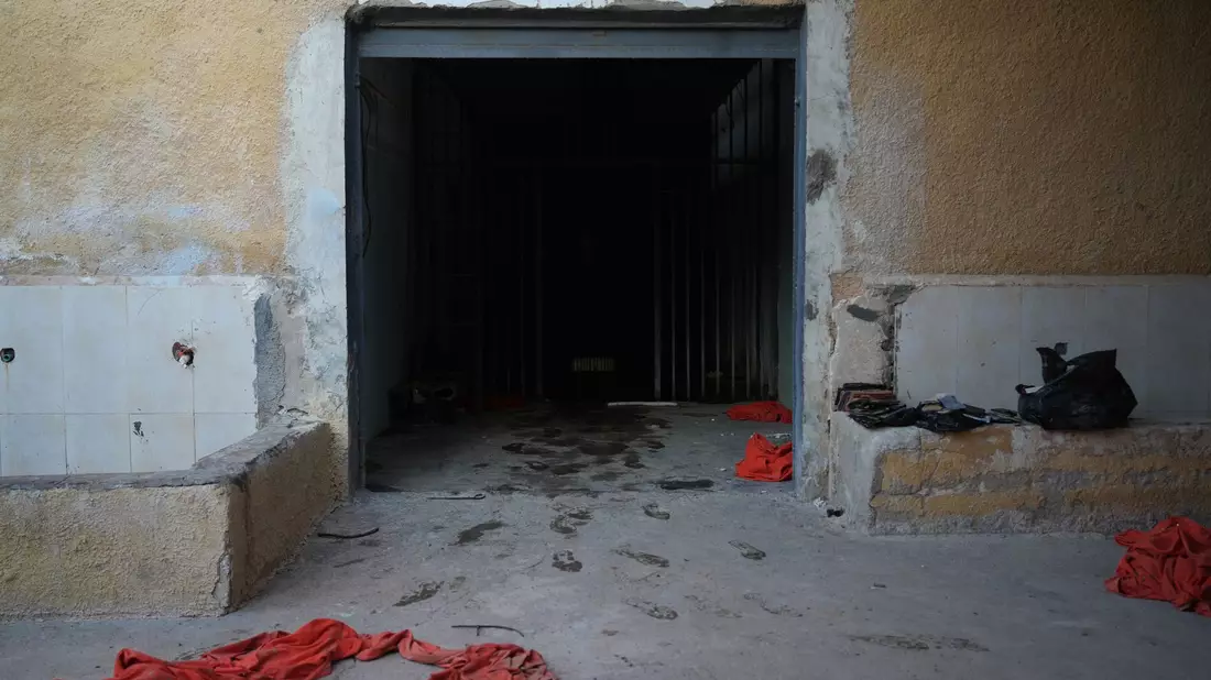Insassen des al-Schaddadi-Gefängnisses in Syrien konnten im Januar fliehen, wurden aber später teils wieder geschnappt und in den Irak gebracht. (Archivbild) - Bild: Moawia Atrash/dpa
