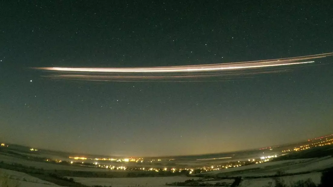 Ein Teil der Rakete Falcon 9 tritt am 19. Februar 2025 in die Atmosphäre ein. - Bild: Gerd Baumgarten/Nature/dpa