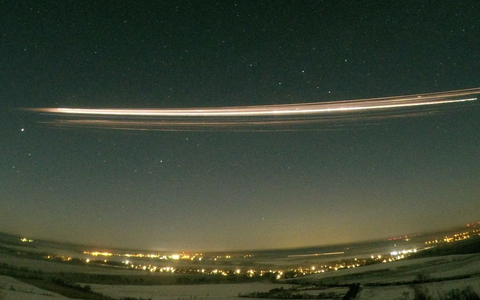 Ein Teil der Rakete Falcon 9 tritt am 19. Februar 2025 in die Atmosphäre ein. - Foto: Gerd Baumgarten/Nature/dpa