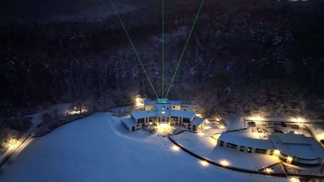 Am Leibniz-Institut für Atmosphärenphysik messen drei grüne Laser Wind und Temperaturen in der Stratosphäre und Mesosphäre. - Bild: Gerd Baumgarten/Nature/dpa