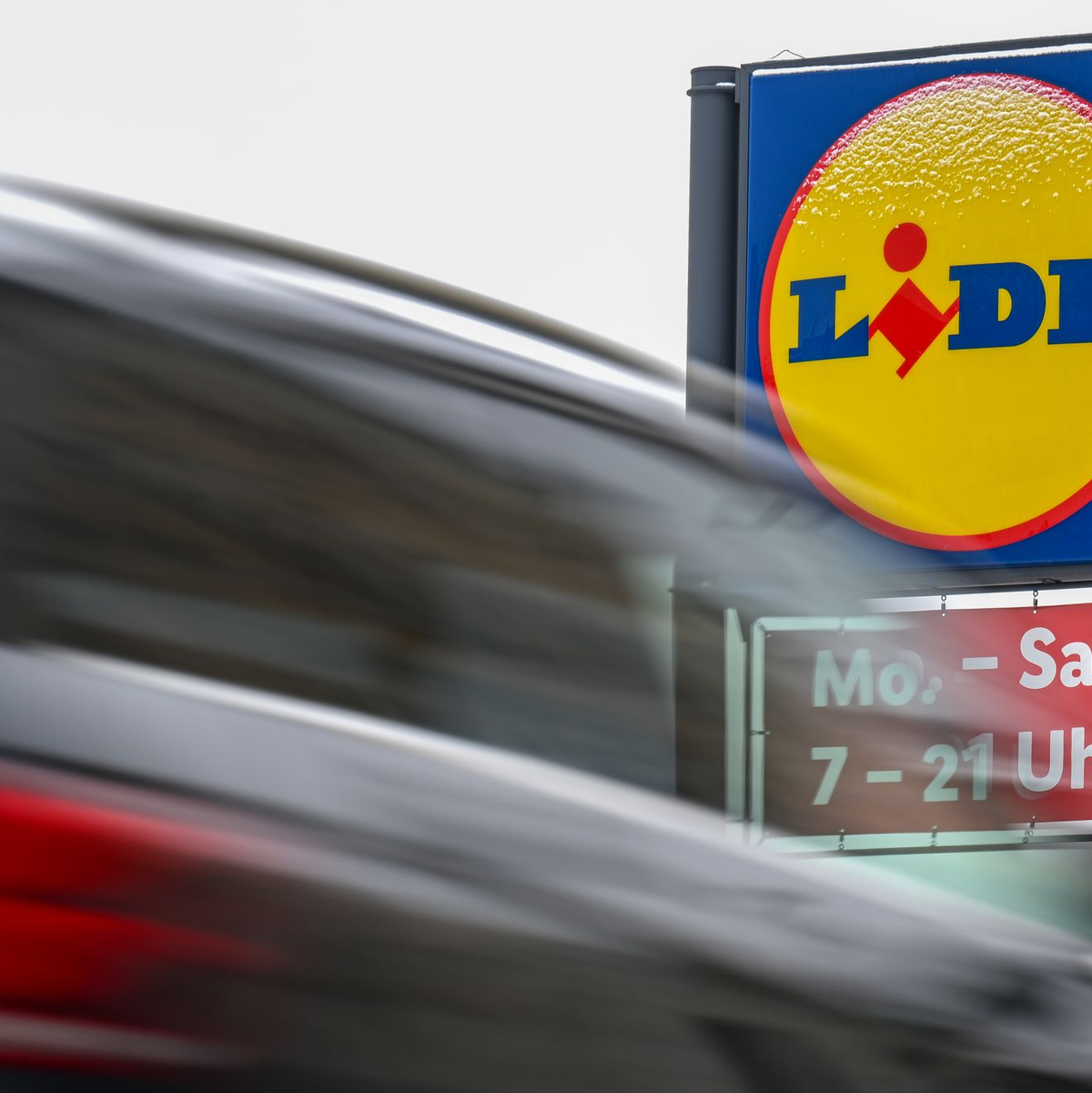 Lidl zählt zu den größten Lebensmittelhändlern in Deutschland. - Foto: Hendrik Schmidt/dpa