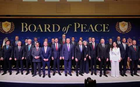Gruppenbild mit andere Staats- und Regierungschefs - Trump bei der ersten Sitzung seines Friedensrats. - Foto: Mark Schiefelbein/AP/dpa