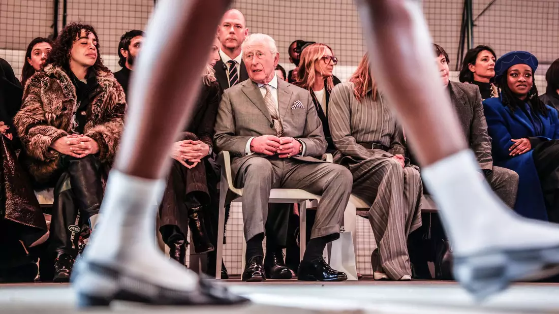 Auch am Tag der Verhaftung seines Bruders nahm der König seine Pflichten wahr - und war bei der Eröffnungsshow der Londoner Modewoche dabei. - Bild: Richard Pohle/The Times/PA Wire/dpa